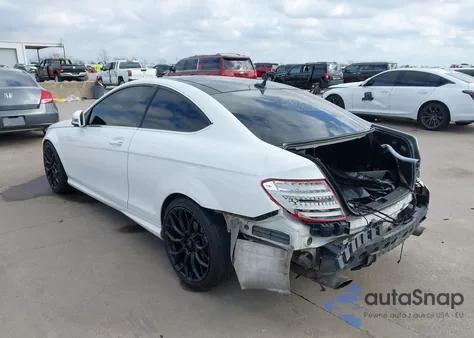 2014 Mercedes-Benz C 350 Sport 4Matic z USA, uszkodzony, nr VIN WDDGJ8JB2EG283970